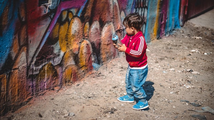 kid_boy_spray_can_paint_graffiti_child_young-627722.jpg!d